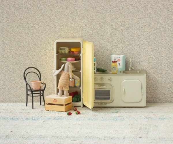 Maileg-Miniatuur-koelkast-geel-voor-bij-poppenhuis-22cm Maileg - Miniatuur koelkast geel voor bij poppenhuis 22cm